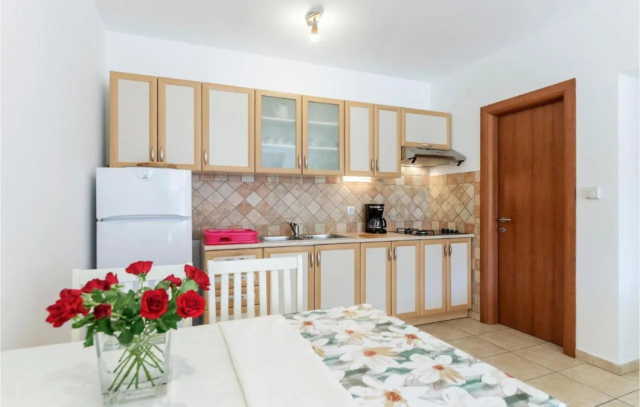 Awesome Home In Vodnjan With Kitchen בית נופש